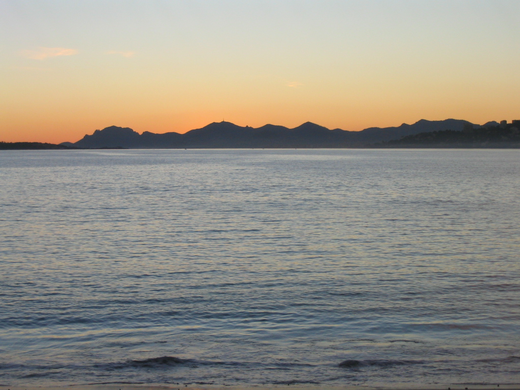 vue de l'Esterel depuis la pinede de Juan-les-pins